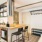 Quiet Center Studio With Private Parking
