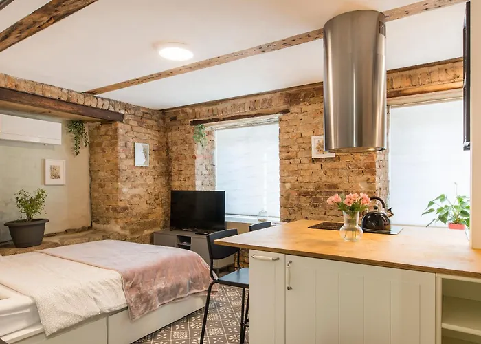 Quiet Center Studio With Private Parking